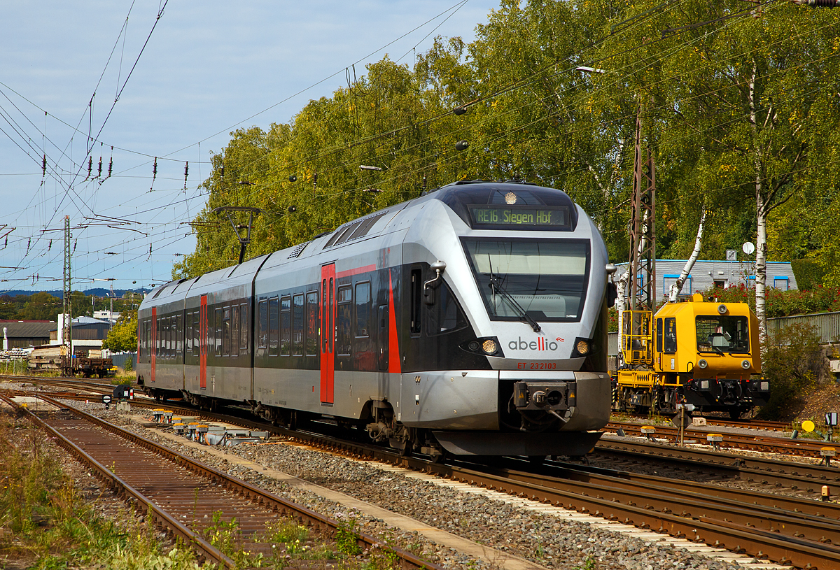 
Der ET 23 2103  Werdohl  (94 80 0427 102-9 D-ABRN / 94 80 0827 102-5 D-ABRN / 94 80 0427 602-8 D-ABRN), ex ET 23 003, ein 3-teiliger Stadler Flirt der Abellio Rail NRW fährt am 03.09.2017 als RE 16  Ruhr-Sieg-Express  (Essen - Hagen - Siegen), von Kreuztal weiter in Richtung Siegen. 