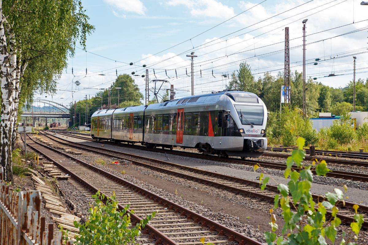 
Der ET 23 2106  Plettenberg , ex ET 23006, ein 3-teiliger Stadler Flirt der Abellio Rail NRW fährt am 29.08.2015 als RE 16  Ruhr-Sieg-Express  (Siegen – Hagen – Essen) durch Kreuztal und erreicht gleich den Bahnhof Kreuztal.