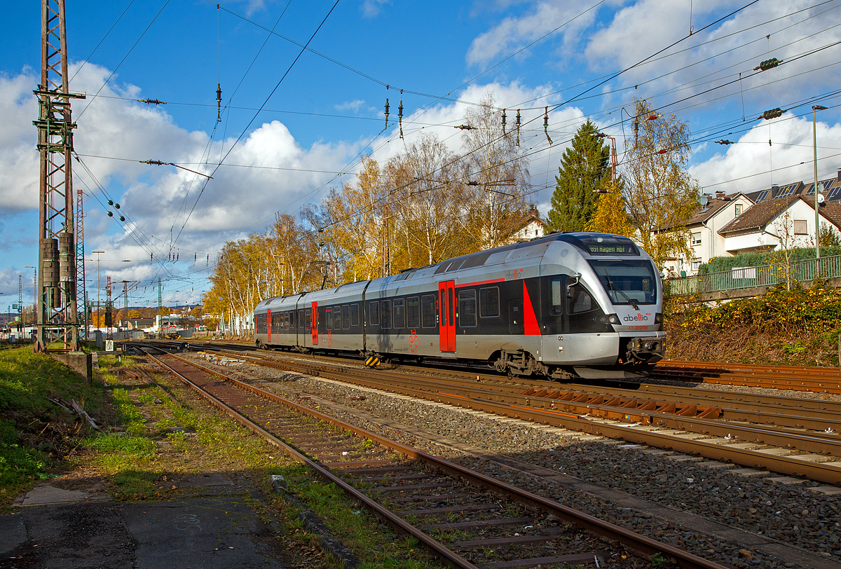 Der ET 23 2106  Plettenberg , ex ET 23006, ein 3-teiliger Stadler Flirt (BR 427) der Abellio Rail NRW fährt am 01.11.2021, als RB 91  Ruhr-Sieg-Bahn  (Siegen - Hagen) durch Kreuztal und erreicht gleich den Bahnhof Kreuztal. 

Der FLIRT wurde 2007 von Stadler Pankow GmbH in Berlin unter der Fabriknummern 37674 / 37673 / 37675 gebaut und wurde 2014 modernisiert. Der Triebzug ist von Macquarie Rail (vormals CBRail) geleast bzw. gemietet.

Technische Daten:
Spurweite: 1.435 mm (Normalspur)
Achsformel: Bo'2'2'Bo'
Länge über Scharfenberg-Kupplung: 58.166 mm
Breite: 2.880 mm
Höhe: 4.185 mm
Achsabstände im Drehgestell: 2.700 mm
Triebraddurchmesser: 860/800 mm (neu/abgenutzt)
Laufraddurchmesser: 750/690 mm (neu/abgenutzt)
Dauerleistung am Rad: 2.000 kW
Max. Leistung am Rad: 2.600 kW
Anfahrzugkraft: 200 kN
Max. Beschleunigung bis 80 km/h: 1,01 m/s²
Höchstgeschwindigkeit: 160 km/h
Leergewicht: 100 t
Speisespannung: 15 kV, 16 1/3 Hz
Sitzplätze: 16 (1. Kl.) / 116 (2. Kl.) / 45 Klappsitze