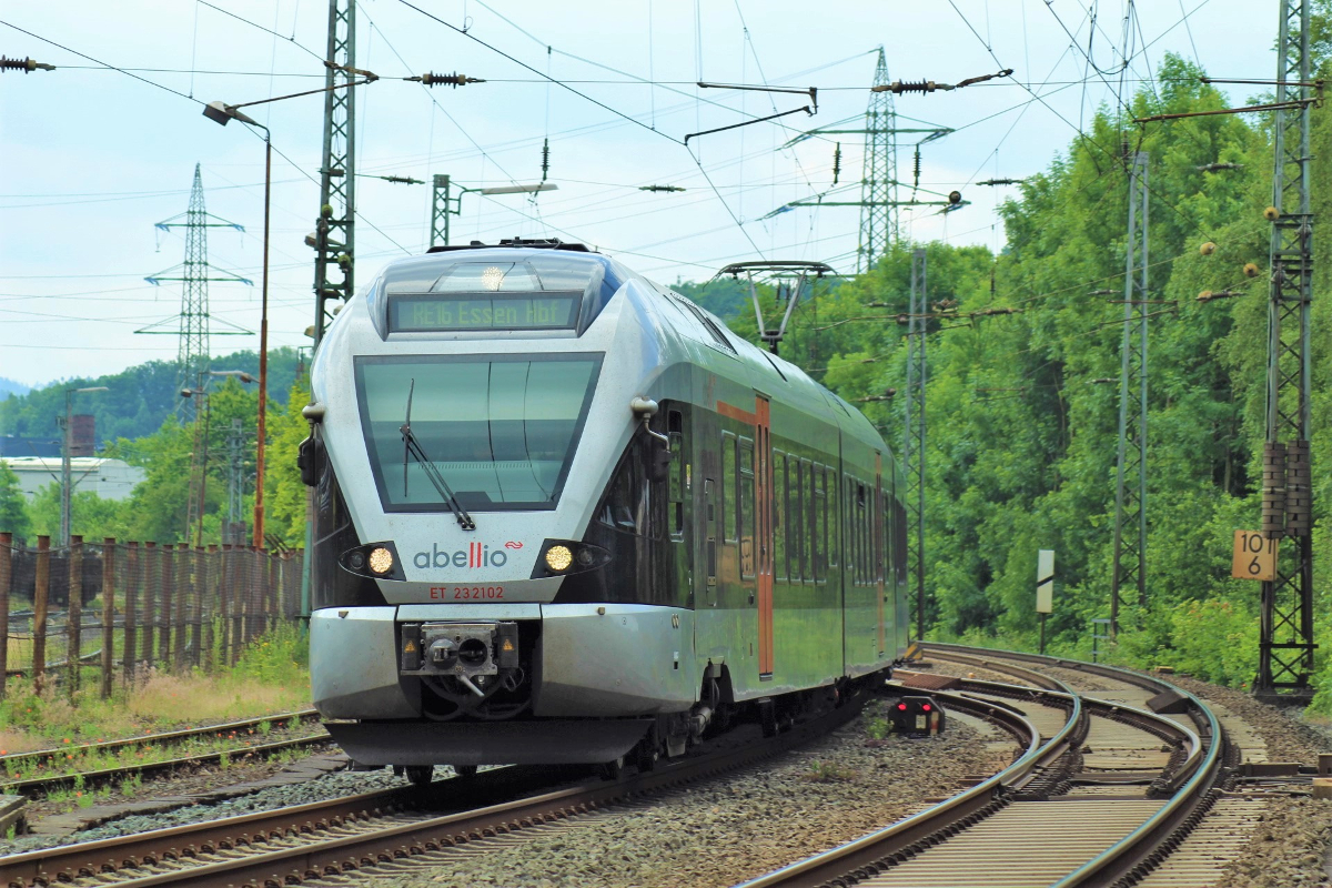 Der ET 232102 (94 80 0427 101-1/601-0 D-ABRN) der Abellio Rail NRW erreicht am 16.06.2017 den Bahnhof Siegen-Geisweid. Er fährt als RE 16 von Essen weiter in Richtung Siegen.