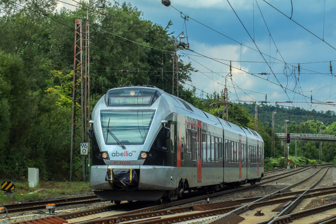 Der ET 232106  Plettenberg  der Abellio Rail NRW GmbH erreicht als RE 16 nach Siegen den Bahnhof Kreuztal.