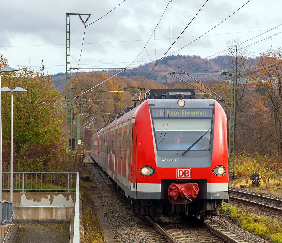 
Der ET 423 198-1 gekuppelt mit dem ET 423 053-8 fahren am 02.12.2018 als S12 nach Köln-Ehrenfeld in den Bahnhof Schladern (Sieg) ein.