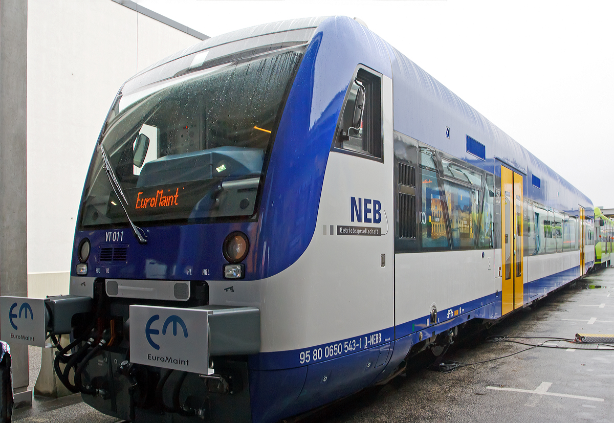 
Der von der EuroMaint Rail GmbH modernisierte VT 011 (95 80 0650 543-1 D-NEBB) der NEB (Niederbarnimer Eisenbahn) wurde auf der InnoTrans 2014 in Berlin präsentiert (hier 26.09.2014).

Der Regionaltriebwagen Regio-Shuttle RS1 wurde 2000 von Adtranz unter der Fabriknummer BER 36869 und an die Alpha Trains Europa GmbH geliefert, die auch heute noch der Eigentümer ist und das Fahrzeug vermietet.

Der Regio-Shuttle RS1 ist ein vom Unternehmen Adtranz (ABB Daimler Benz Transportation) entwickelter und gebauter Dieseltriebwagen neuer Generation. Durch die Übernahme der Adtranz-Sparte durch Bombardier darf diese den Regioshuttle aus kartellrechtlichen Gründen seit 2001 nicht mehr fertigen, somit wurde die Rechte und die Produktion dann an Stadler Rail abgegeben.