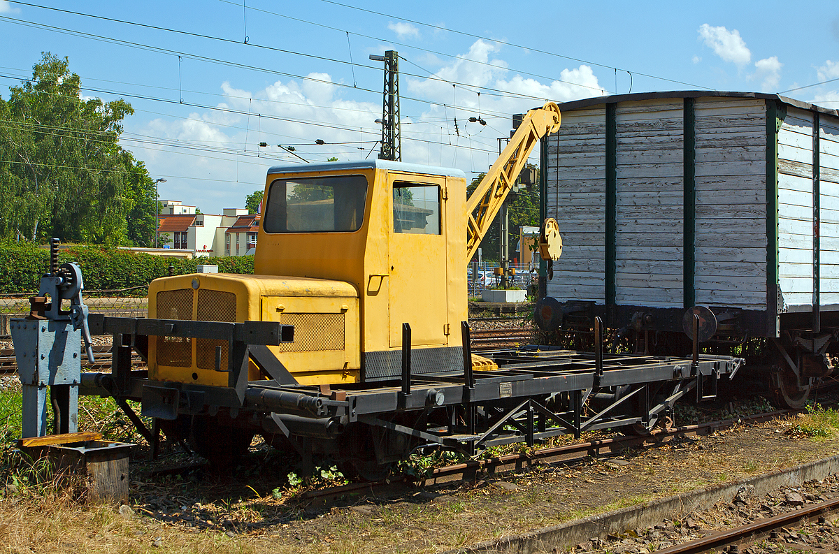 
Der ex DB Klv 51-8846 (ex DB  51.8846)  am 31.05.2014 im DGEG Museum in Neustadt an der Weinstraße. 

Der Kleinwagen mit Verbrennungsmotor (Klv 51) der Bauart BA 511 mit mechanischem Kran von Robel wurde 1959 von Robel in München unter der Fabriknummer  21.11-RC 9 gebaut. Die Robel Typenbezeichnung ist R 11. 

Der zweiachsige Kleinwagen wird von einem 72 PS starken luftgekühlten 4-Zylinder-/4-Takt-Reihen-Dieselmotor vom Typ Deutz F4L 514 angetrieben.