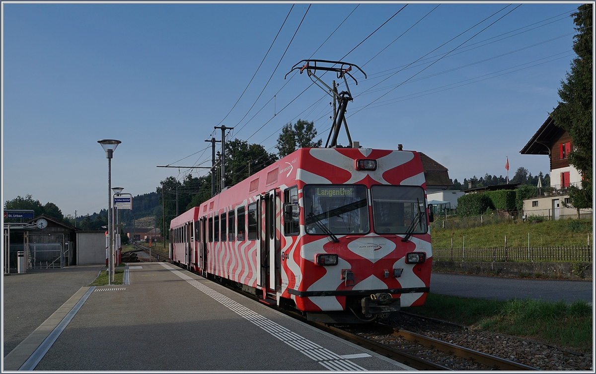 Der ex FW Be 4/4 14 mit seinem Bt (1)14 wendet in St-Urban für die Rückfahrt nach Langenthal.

10. August 2020