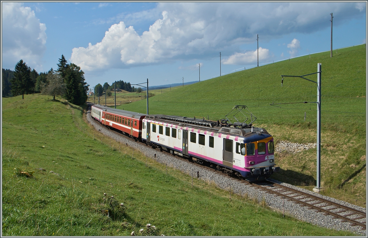 Der ex MThB ABe 4/4 ist fein rausgeputzt bei der Travys als (94 857) 578 016-8 mit dem Regioanlzug 4220 (auch Schülerzug genannt) von Le Brassus nach Le Pont zwischen Le Séchey und Les Charboninières unterwegs.
5. Sept. 2014