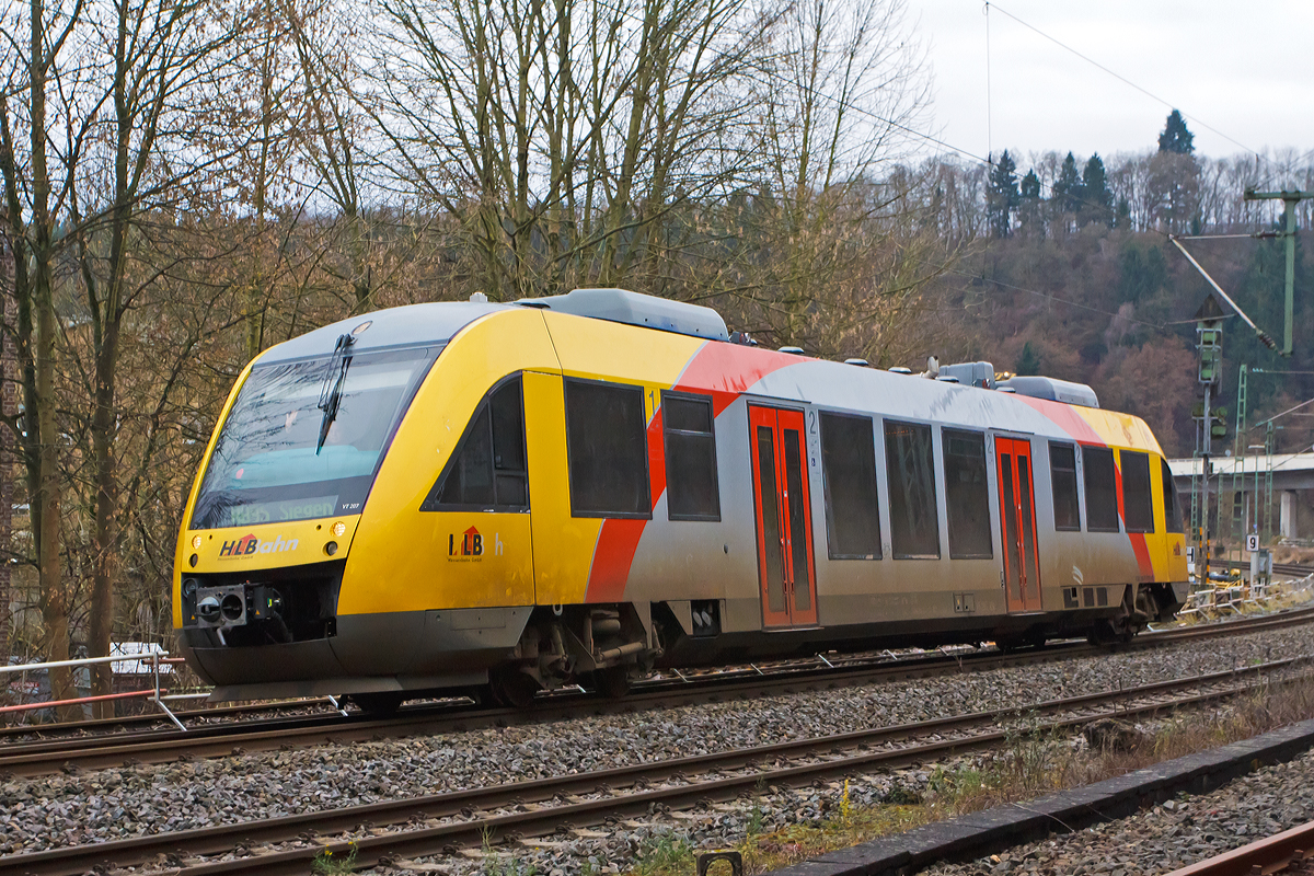 
Der ex vectus VT 207 (95 80 0640 107-8 D-VCT), nun ein  Alstom Coradia LINT 27 der HLB Hessenbahn GmbH (er trägt noch die NVR-Nr. der vectus) am 20.12.2014, als RB 95 Au/Sieg - Siegen (Umlauf HLB61653), kurz vor dem Erreichen der Endstation dem Hauptbahnhof Siegen. 

Der Treibwagen wurde 2004 von Alstom in Salzgitter unter der Fabriknummer 1187-007 gebaut. 

Einen lieben Gruß an den freundlichen Triebwagenführer zurück.