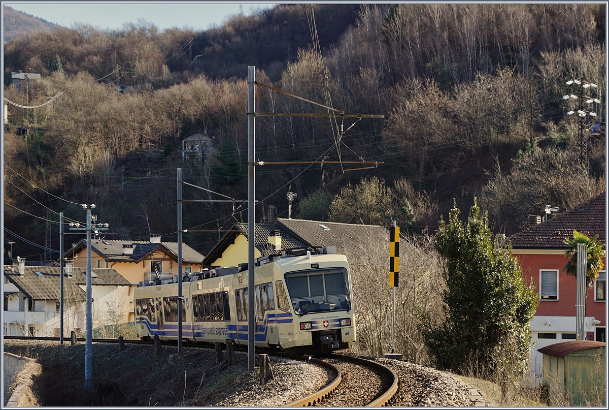 Der FART Centovalli-Express ABe 4/8 45 von Domodossola nach Locarno in Croppo.
11. März 2017