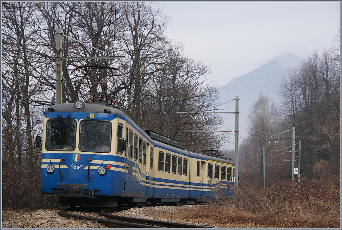 Der Ferrovia Vigezzina SSIF (Società subalpina di Imprese Ferroviarie) ABe 8/8 21 Roma ist als Schnellzug D 32 von Locarno nach Domodossola unterwegs und konnte hier kurz nach Trontano fotografiert werden.
31. Jan. 2017