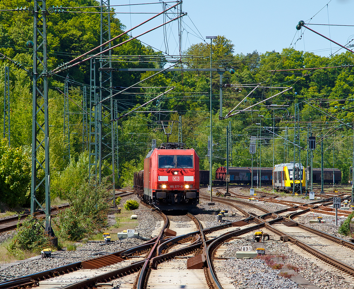 
Der Fotograf wurde bereits von weitem am Bahnsteig gesehen und vom Lokführer mit Fernlicht begrüßt....
Die 185 377-9 (91 80 6185 377-9 D-DB) der DB Cargo AG fährt am 05.05.2018 mit einem gemischtem Güterzug durch Betzdorf(Sieg) in Richtung Siegen.

Nochmals einen lieben Gruß an den netten Lokführer zurück. Bewußt bezeichne ich ihn nicht als Tf, den es sind Lokführer. 