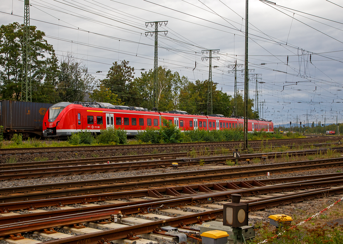 Der fünfteilige Alstom Coradia Continental mit modifiziertem Kopf  1440 234 / 1440 734 der DB Regio NRW fährt am 04.09.2020, als RE 8  Rhein-Erft-Express  (Koblenz - Köln - Mönchengladbach), durch Koblenz-Lützel in Richtung Köln. (Aufnahme aus dem DB Museum heraus).

Die Elektrotriebwagen des Typs Alstom Coradia Continental gehören zur Fahrzeugfamilie modularer Nahverkehrstriebzüge aus dem Hause Alstom. Der Coradia Continental ist als drei-, vier-, fünf- oder sechsteiliger Triebwagen erhältlich. Sie werden im Werk Salzgitter (ex LHB) gebaut. Es besteht die Möglichkeit mehrere Fahrzeuge zu einem Zugverband zusammenzukuppeln. Die Baureihe 1440 ist eine Weiterentwicklung der Baureihe 0440. Die Fahrzeuge besitzen u.a. einen gegenüber der Baureihe 0440 modifizierten Kopf zur Einhaltung der Crash Norm EN 15227. Die Triebwagen sind für eine Bahnsteighöhe von 76 cm ausgelegt. Sie verfügen über geräumige Mehrzweckabteile und behindertengerechte Toiletten. Ausfahrbare Schiebetritte sorgen für eine spaltfreie Überbrückung zwischen Bahnsteig und Türeinstieg.
Diese fünfteiligen Triebzüge setzen sich auch den folgenden Wagenbaureihen zusammen1440.2 – 1441.2 – 1841.2 – 1441.7 – 1440.7 uns sind so 89.700 mm und haben 8 Fahrmotoren. Die Triebzüge haben konventionelle Enddrehgestelle und Jakobs-Drehgestelle zwischen den Mittelwagen.

Die Einsatzfelder
Der Coradia Continental kommt aufgrund seiner modularen Bauweise und der Möglichkeit zur Kupplung mehrerer Fahrzeuge zu einem Zugverband sowohl im S-Bahn- als auch im Regionalbahn- und Regionalexpress-Verkehr zum Einsatz.

TECHNISCHE DATEN:
Spurweite: 1.435 mm
Achsfolge: Bo’(Bo’)(2’)(2’)(Bo’)Bo’ in Klammern Jakobs-Drehgestelle
Länge über Kupplung: 89.700 mm
Achsabstand in den Enddrehgestellen: 2.440 mm
Achsabstand in den Jakobsdrehgestellen: 2.700 mm
Treib- und Laufraddurchmesser: 850 mm (neu) / 780 mm (abgenutzt)
Breite: 2.920 mm
Maximale Höhe (über SO): 4.280 mm
Einstieghöhe (über SO): ca. 800 mm
Eigengewicht: ca. 168 t
Minimaler befahrbarer Gleisbogen Werkstatt/Betrieb: 100/150 m
Niederfluranteil: ca. 89 %
Fahrgasteinstiegstüren je Seite: 7
Sitzplätze: 264
Stromsystem: 15 kV / 16,7 Hz
Höchstgeschwindigkeit: 160 km/h
Nennleistung: 2.880 kW
Zugbeeinflussungs-System: LZB / PZB 90
Bremse: (D) KB C-pn-R-A-E
