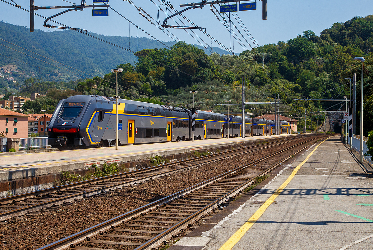 Der fünfteilige Trenitalia “Rock” ETR 521-021, ein fünfteiliger Elektrotriebzug vom Typ Hitachi Caravaggio, verlässt am 22.07.2022 den Bahnhof Levanto. Er fährt als Cinque Terre Express (Regionale 22923) von Levanto, via Monterosso, Vernazza, Corniglia, Manarola und Riomaggiore nach La Spezia.

Hitachi Rail Italien baut im Werk Pistoia diese doppelstöckigen Elektrotriebzüge (EMU) vom Typ Rock. Die Fahrzeuge werden als  ETR 421 (vierteilig) ETR 521 (fünfteilig) und ETR 621 (sechsteilig) bezeichnet.