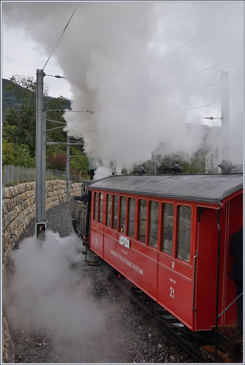 Der Gegenzug ist eingetroffen und somit kann die Fahrt weitergehen, kräftig dampfend erlässt die G 2x 2/2 105 mit ihrem Riviera Belle Epoque Zug St-Légier Gare in Richtung Blonay. 
Im Bild, der CEV BC2 21 (Schlieren/1902) der hier auf seiner alten Stamm-Strecke zum Einsatz kommt. 

27. Sept. 2020