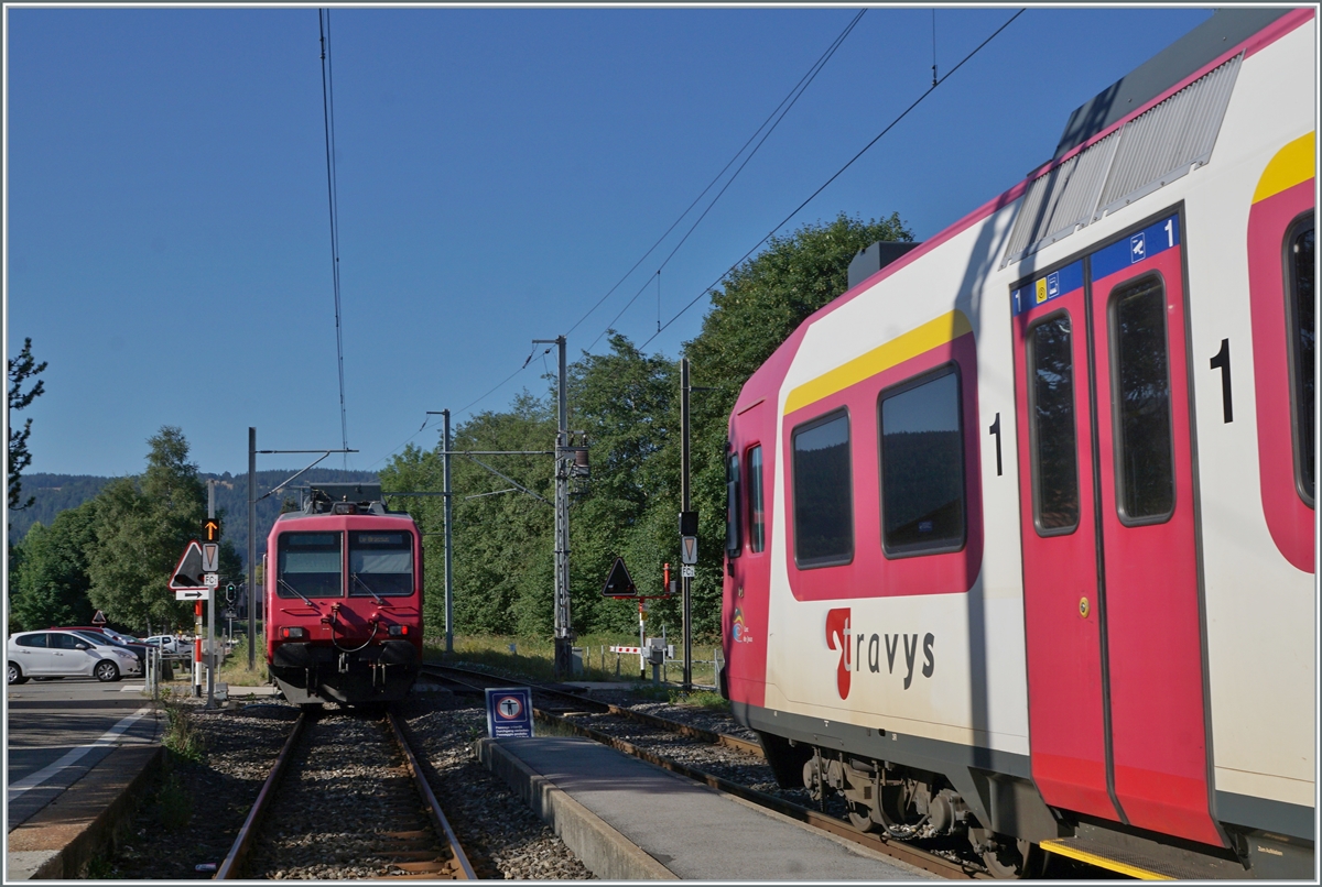 Der Gegenzug mit dem schiebenden TRAVYS RBDe 560 384-0 (RBDe 560 DO TR 94 85 7560 384-0 CH-TVYS)  Lac de Brenet  nach Le Brassus verlässt Le Pont. 

21. Juli 2022