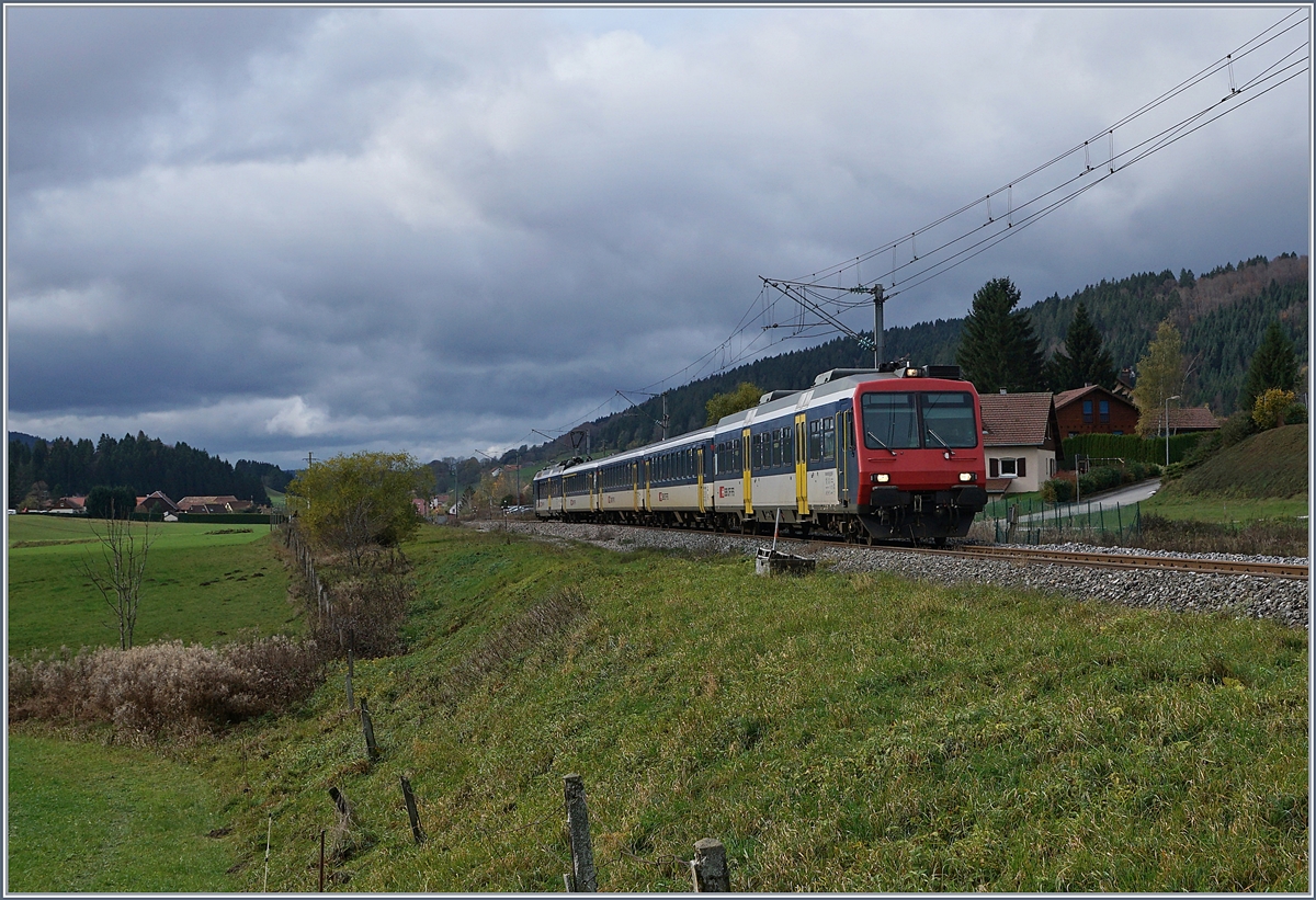 Der Grenzübergang  Les Verrières Frontière  einmal bildlich festgehalten: Bei Kilometer 464.84 verlässt der NPZ RE 18123 Frankreich und setzt seine Fahrt bei Kilometer 41.07 in der Schweiz in Richtung Les Verrières fort.

An der am 25. Juli 1860 eröffneten Strecke erreichte am 22. Nov. 1942 der Fahrdraht Les Verrières, elektrisch bis Pontarlier konnte man ab dem 3. Juni 1956 fahren (15000 V, 16 2/3 Hz), aber erst knapp zwei Jahre später wurde auch die Fortsetzung nach Dole elektrifiziert (25 000 V, 50 Hz) und Pontarlier somit Systemwechsel-Bahnhof.

5. Nov. 2019 