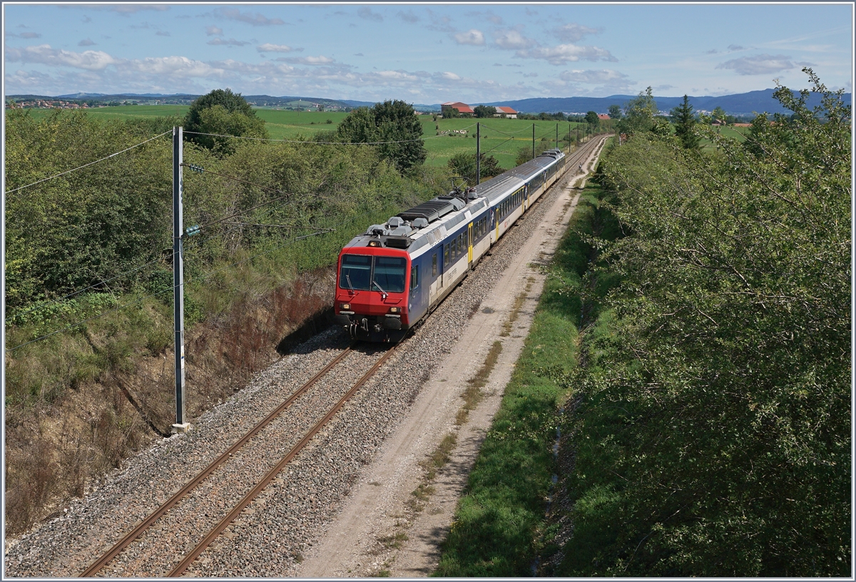 Der hier als RE 18124 von Neuchâtel nach Frasne fahrende SBB NPZ RBDe 562 mit EW I AB, EW I B , EW I B und NPZ Bt nutzt unter der mit 25000 Volt und 50 Hz gespeisten Fahrleitung sein Mehrstromsystem. Bis Pontarlier wurde der Zug mit 15000 Volt und 16 2/3 Hertz gespeist, auch auf dem mit SNCF Fahrleitung versehen Abschnitt von der Grenze bei Les Verrières bis nach Pontarlier. Das Bild zeigt den Zug kurz nach La Rivière-Drugeon auf einem Hochplateau im französischen Jura (ca. 800 müM) und damit schon bald am Ziel seiner Reise.

21. August 2019 