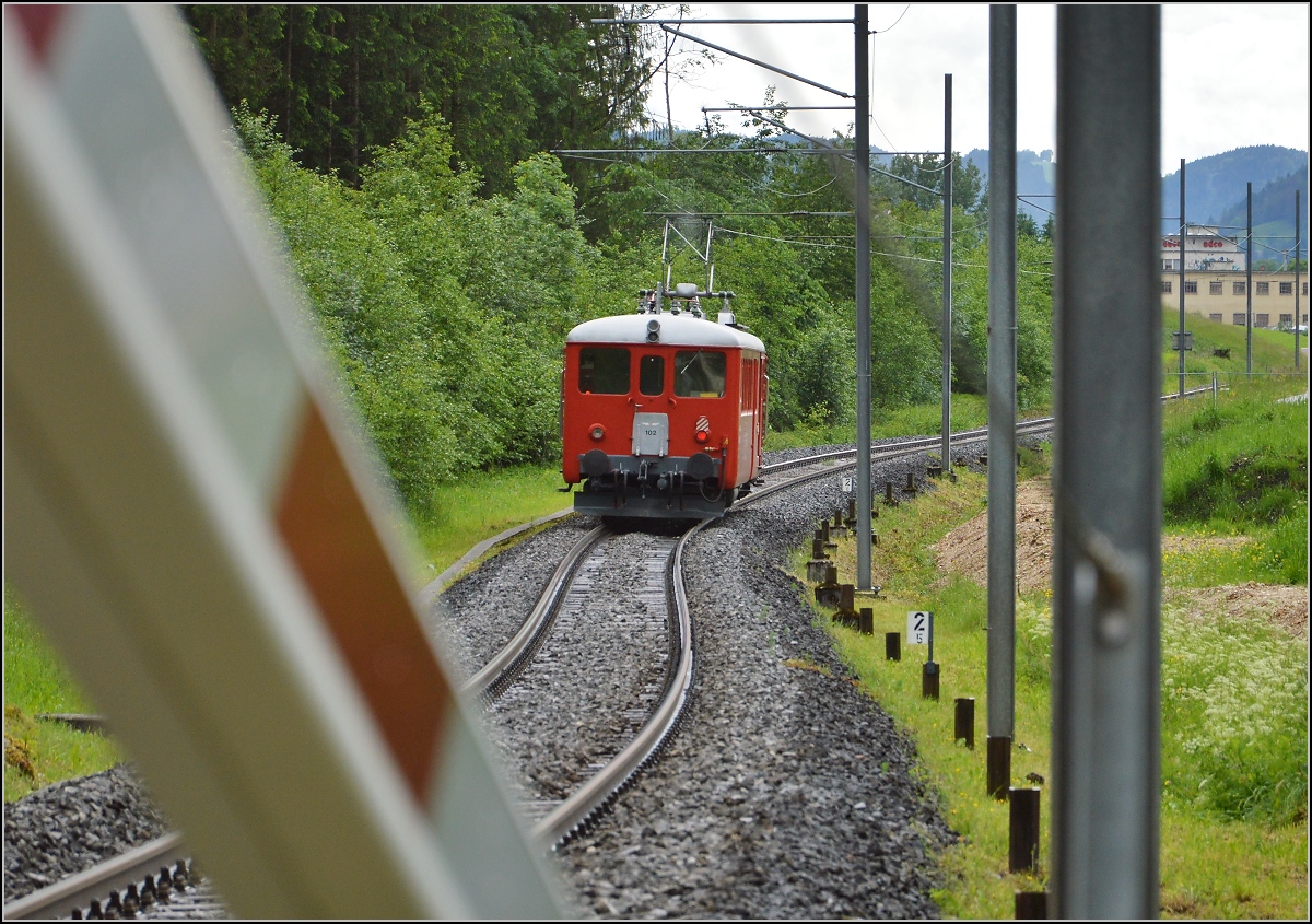 Der Historischer Triebwagen ABDe 2/4 102 der Compagnie du Chemin de fer Régional du Val-de-Travers fährt heute unter RVT-Historique. Baujahr war 1945, bis 2006 war der Triebwagen im fast unveränderten Origialzustand im Regelbetrieb. La Presta, Juni 2016.