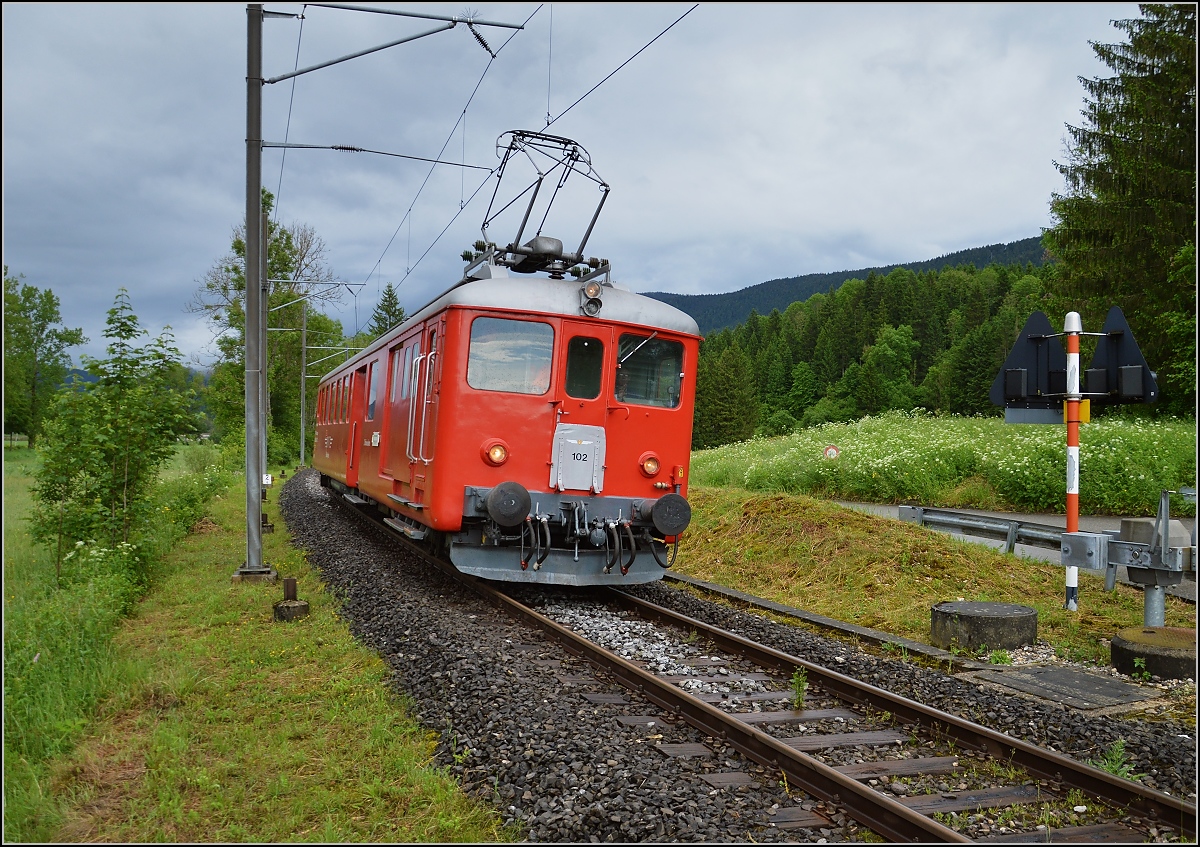 Der Historischer Triebwagen ABDe 2/4 102 der Compagnie du Chemin de fer Régional du Val-de-Travers fährt heute unter RVT-Historique. Baujahr war 1945, bis 2006 war der Triebwagen im fast unveränderten Origialzustand im Regelbetrieb. La Presta, Juni 2016.