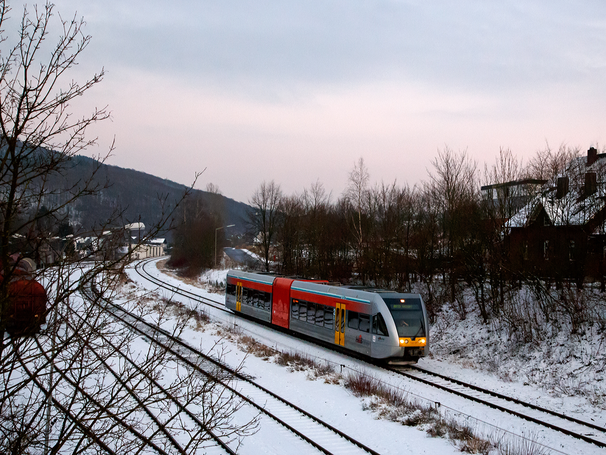 
Der HLB 127 bzw. VT 526 127  (95 80 0646 427-4 D-HEB / 95 80 0946 927-0 D-HEB / 95 80 0946 427-1 D-HEB) ein  Stadler GTW 2/6 der HLB (Hessische Landesbahn GmbH) fährt am 21.01.2016, als RB 96  Hellertalbahn   (HLB 61778) die Verbindung Dillenburg - Haiger - Neunkirchen - Herdorf - Betzdorf), hier erreicht er nun bald den Bahnhof Herdorf. 

Einen Gruß an den netten TF zurück.