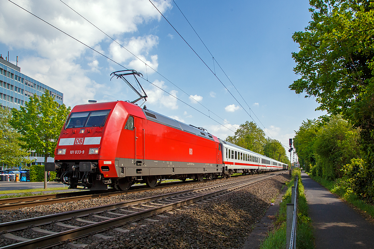 
Der IC 2004   Schwarzwald  (Konstanz - Koblenz - Köln - Emden Hbf) fährt am 30.04.2019, im Sandwich mit der Zuglok 101 033-9 und der Schublok 101 012-3 durch Bonn-Gronau (nähe dem Bf Bonn UN Campus) in Richtung Bonn Hbf.