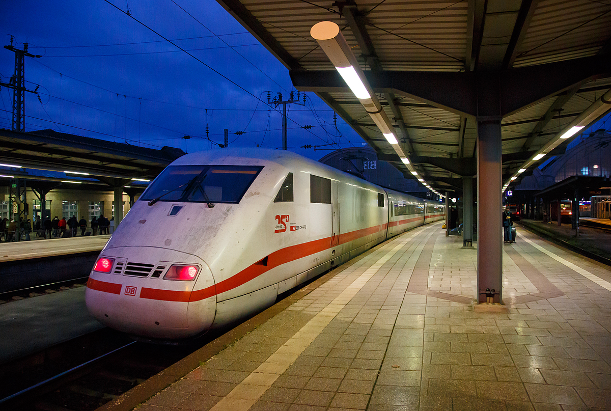 Der ICE 1 (Tz 177) 401 577-2 / 401 077-3 „Basel“ mit dem Schriftzug  25 Jahre ICE, in Kooperation mit SBB CFF FFS  hat am 16.12.2017, als ICE 70 (Chur - Hamburg-Altona) den Hbf Karlsruhe erreicht. 