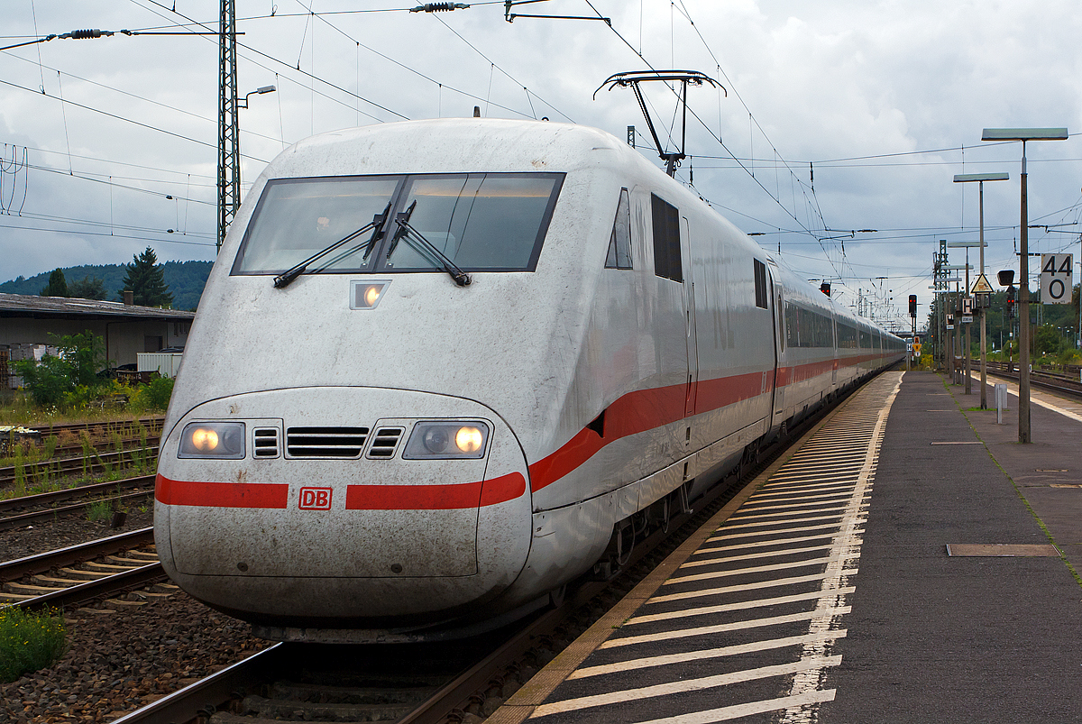 
Der ICE 1 Tz 190  Ludwigshafen am Rhein  fährt am 18.08.2014, als ICE 370 (Interlaken Ost - Basel - Frankfurt a. M. - Berlin Hbf), durch den Gelnhausen in Richtung Fulda. 

Einen freundlichen Gruß an den Lokführer zurück, seinen Gruß habe ich Vorort leider nicht bemerkt, sorry.  

Der ICE 1 ist der erste in Serie gefertigte Hochgeschwindigkeitszug in Deutschland und sind seit den frühen 1990er Jahren in Betrieb.

Die seit 1991 im Fahrgastbetrieb mit bis zu 280 km/h eingesetzten Triebzüge werden planmäßig aus zwei Triebköpfen (Baureihe 401) und bis zu 14 Mittelwagen, meistens aber 12, der Baureihen 801 bis 804 gebildet.

Die Triebzüge sind bei einer Länge von bis zu 411 m und bis zu rund 800 Sitzplätzen die längsten ICE-Einheiten, die bislang gebaut wurden. Im Gegensatz zu den übrigen ICE-Baureihen sind die ICE 1 Vollzüge, das heißt, zwei Zugteile können im Betrieb nicht miteinander verbunden werden.

Technische Daten:
Spurweite:  1435 mm (Normalspur)
Länge der Triebköpfe:  20.560 mm 
Länge der Mittelwagen: 26.400 mm
Triebzuglänge:  357,92 m (2 Triebköpfe und 12 Wagen)
Kleinster bef. Halbmesser:  150 m
Leergewicht:  849 t (12-Wagen-Zug)
Höchstgeschwindigkeit:  280 km/h
Dauerleistung:  2 × 4.800 kW
Anzahl der Fahrmotoren:  8