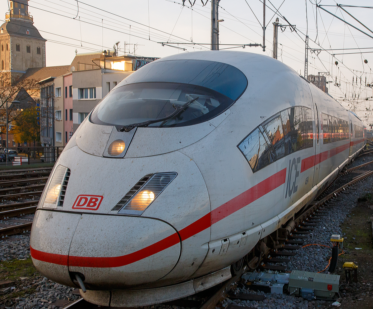 
Der ICE 3 - Tz 4654 (Baureihe 406) fährt am 31.10.2015, als ICE 17 (Bruxelles-Midi - Köln Hbf - Frankfurt a.M. Hbf), in den Hauptbahnhof Köln ein. 

Hinweis: Ich stehe hier an der Bahnsteigspitze.