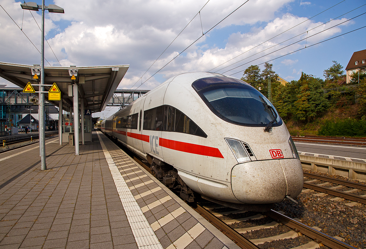 
Der ICE T  (BR 411) Tz 1190  Wien , ex Tz 1114  Bamberg  411 590-3 / 411 090-4 (A-ÖBB 93 81 4011 590-9 / A-ÖBB 93 81 4011 090-0), als ICE 1579 (Hamburg-Altona - Marburg(Lahn) - Karlsruhe Hbf), am 23.09.2020 beim Halt im Bahnhof Marburg (Lahn). 

Der Triebzug wurde 1999 von der Deutsche Waggonbau AG in Görlitz unter den Fabriknummern 031700/049 und 031800/050 gebaut. Sie sind in Österreich unter der ÖBB registiert, aber Eigentümer ist die DB Fernverkehr AG.

ICE T ist der Kurvenspezialist, er verfügt über eine spezielle Neigetechnik.

Der ICE T wurde 1999 in Betrieb genommen. Er ist mit einer besonderen Technik konzipiert, um auf kurvenreichen Strecken den Wagenkasten ähnlich wie ein Motorradfahrer auf die Seite neigen zu können. Den ICE T gibt es in zwei Varianten, als Fünf- (BR 415) und als Siebenteiler (BR DB 411 bzw. BR ÖBB 4011), welche aber miteinander gekuppelt und als Doppelzug gefahren werden können. Die fünfteilige Variante der Baureihe 415 beinhaltet ein Bordbistro und die siebenteilige Variante der Baureihe 411 zusätzlich noch einen Restaurantbereich. Am Anfang und Ende jedes ICE T bietet ein spezielles Abteil, das durch eine Glaswand vom Lokführer getrennt ist, die Möglichkeit diesem über die Schulter zu schauen.

Im Dezember 2013 wurde ein Modernisierungsprogramm für die ICE T-Flotte gestartet. Neben einer neuen Außenlackierung sowie neuen Teppichböden wurden die ICE T-Züge als einige der ersten Züge in Deutschland mit dem europaweiten Zugsicherungssystem ETCS (European Train Control System) ausgestattet. Damit kann die ICE T-Flotte beispielsweise auf der neugebauten Schnellfahrstrecke Halle/Leipzig - Erfurt eingesetzt werden, welche bis zu 50 Minuten Reisezeit einspart. Zudem fährt der ICE T nach Österreich und ermöglicht so zum Beispiel Direktverbindungen zwischen Frankfurt und Wien.