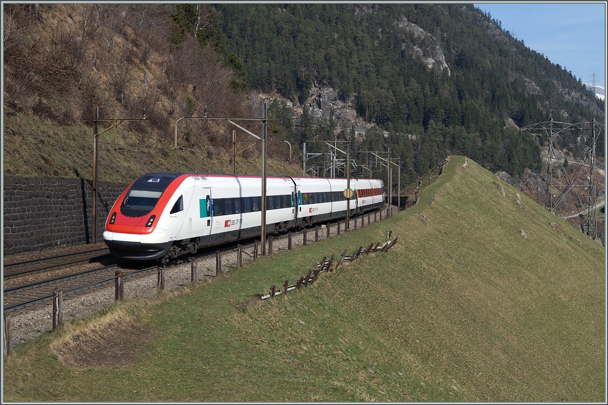 Der ICN 667 Basel Lugano auf der Fahrt Richtung Süden kurz vor der Oberen Entschigtal Galerie bei Km 66 auf der Gotthard Nord Rampe.
21. März 2014. 