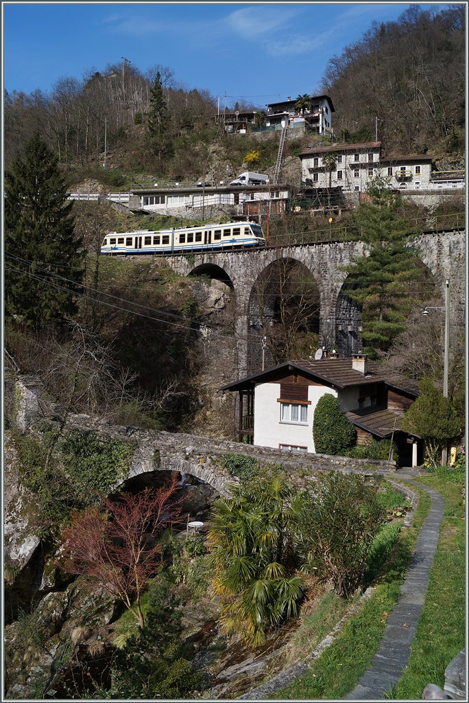 Der idyllische Einschnitt des Riva di Mulitt bei Intragna hier nochmals, jedoch in Hochformat und mit dem FART ABe 4/6. 
20. März 2014