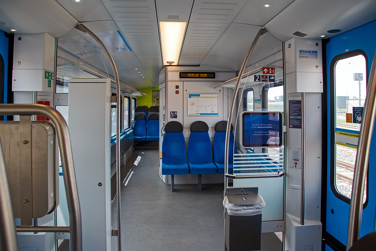 Der Innenraum / Interieur eines Stadler FLIRT³ der WestfalenBahn GmbH (WFB), hier der ET 411 „Lingen (Ems)“ am 01.05.2022 im Bahnhof Emden-Außenhafen.
