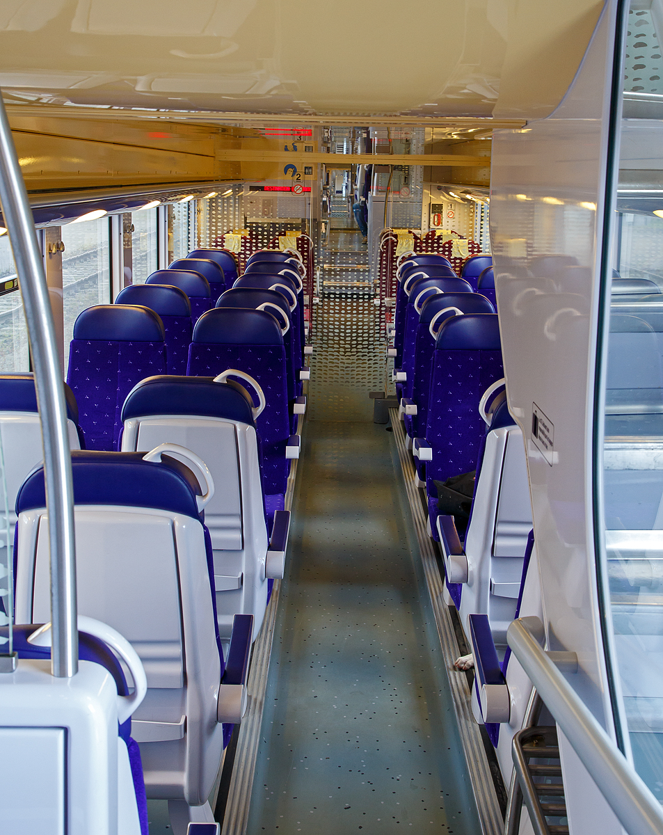 Der Innenraum (Unterdeck) des 3-teiligen-Doppelstocktriebzug CFL 2220 (Alstom Coradia Duplex, Typ TER 2N NG, CFL Serie 2200). Am 15.05.2016 im Bahnhof Diekirch.