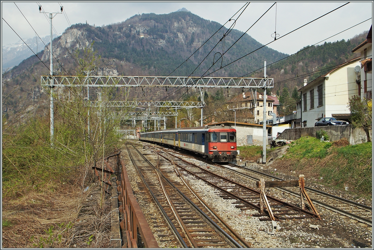 Der IR 3317 Brig - Domodossola bei der Durchfahrt in Varzo. 
11. April 2015