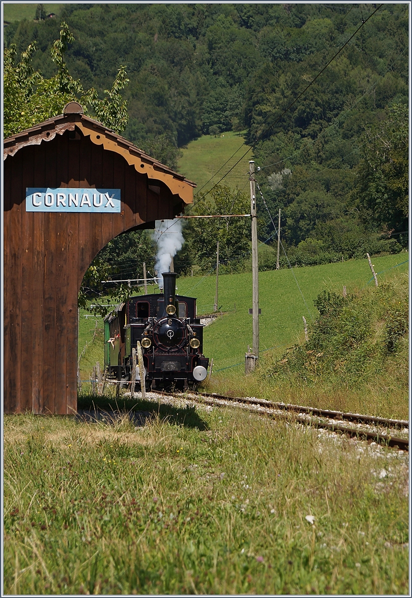 Der kleine Zug nun etwas nher: die Blonay-Chamby G 3/3 N6 erreicht den (Bedarfs)-Halt Cornaux. 

11. August 2019