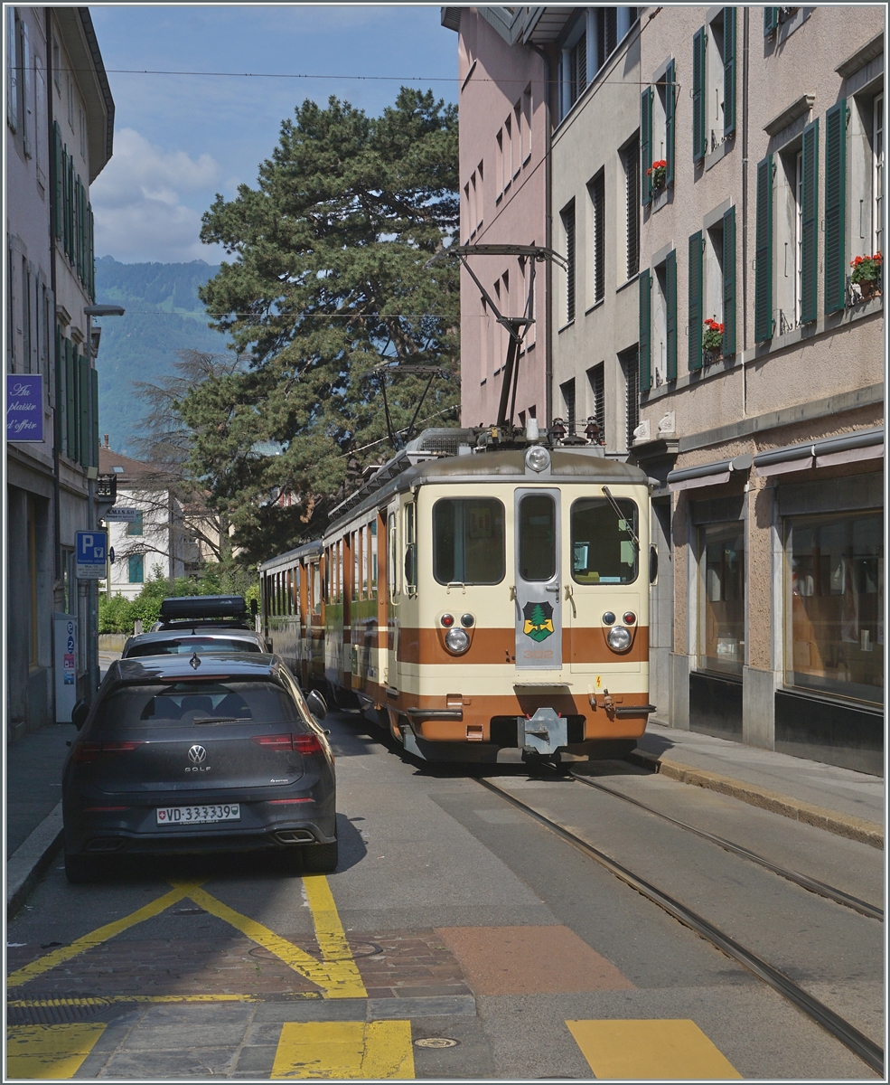 Der letzte noch in der braunen Farbgebung gehaltene AL Zug, bestehend aus dem AL Bt 351  Aigle  und dem AL BDeh 4/4 302  Leysin  ist in der Altstadt von Aigle auf der Fahrt zum Bahnhof von Aigle.

4. Juni 2023