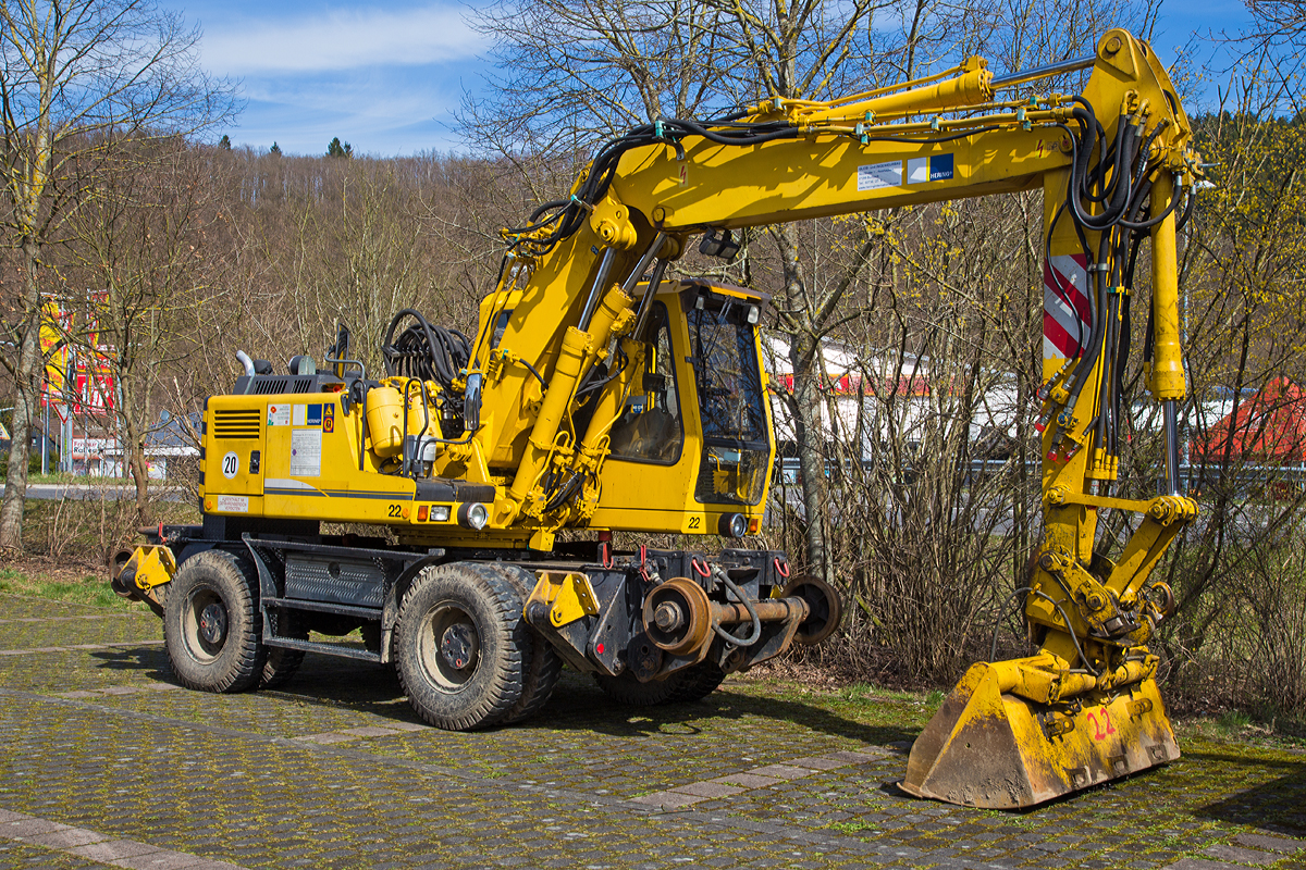 
Der Liebherr A 900 C ZW WB - Li / 1031 Zweiwegebagger (Nr. 22), mit Vier-Punkt-Absttzung, der Hering Bau GmbH und Co. KG aus Burbach-Holzhausen (Kleinwagen-Nr. 97 51 93 560 60-8), ist am 03.04.2015 in Betzdorf-Alsdorf abgestellt.

Der Zweiwegebagger hat ein Eigengewicht von 21t, eine Anhngelast von 120 t und eine Hchstgeschwindigkeit von 20 km/h (in Weichen und Kreuzungen beschrnkt auf 10 km/h), er hat eine Kfz -Bremse und eine Waggonbremsanlage.