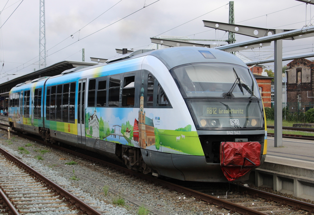 Der im Mecklenburg-Vorpommern Design gestaltete 642 543 bei der Ausfahrt am 28.08.2022 im Rostocker Hbf.