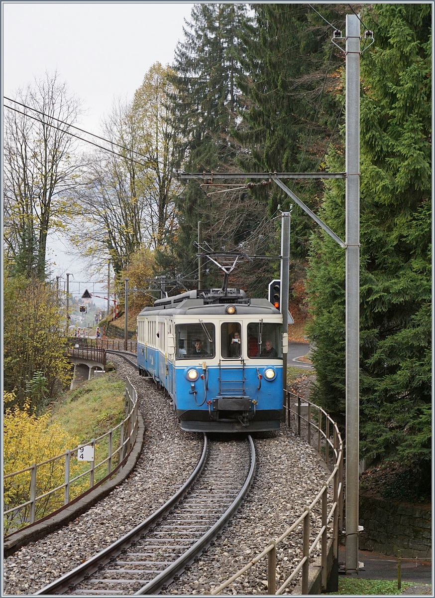 Der MOB ABDe 8/8 4001 SUISSE auf einer Sonderfahrt zwischen Sendy Sollard und Les Avants.
11. Nov. 2017