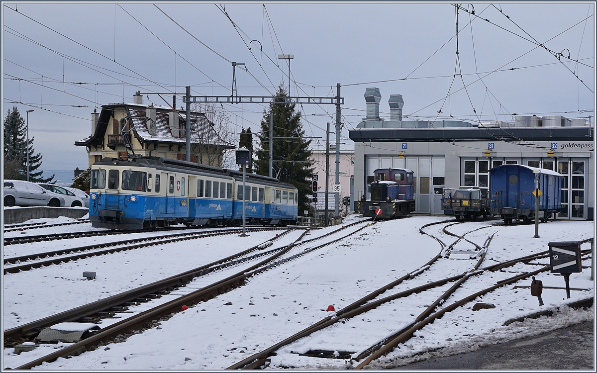 Der MOB ABDe 8/8 4001 SUISSE errreicht Chernex als Leermaterialzug.
29. Dez. 2017 