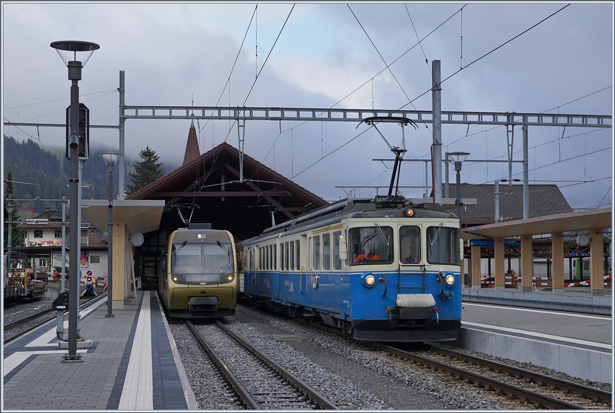 Der MOB ABDe 8/8 4001 SUISSE wartet mit seinem REgioalzug nach Montreux in Zweisimmen auf die baldige Abfahrt.

30. Okt. 2017