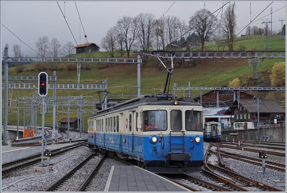 Der MOB ABDe 8/8 4001 SUISSE rangiert in Zweisimmen.
30. Okt. 2017