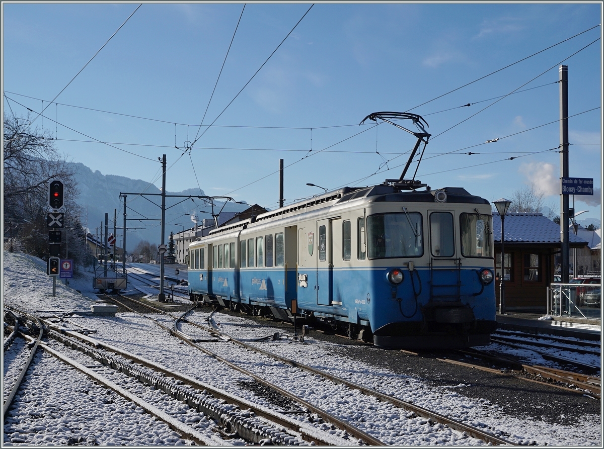 Der MOB ABDe 8/8 4002 VAUD verlässt als Wintersportzug für eine Schulgruppe von Vevey Blonay Richtung Chamby.
7. März 2016