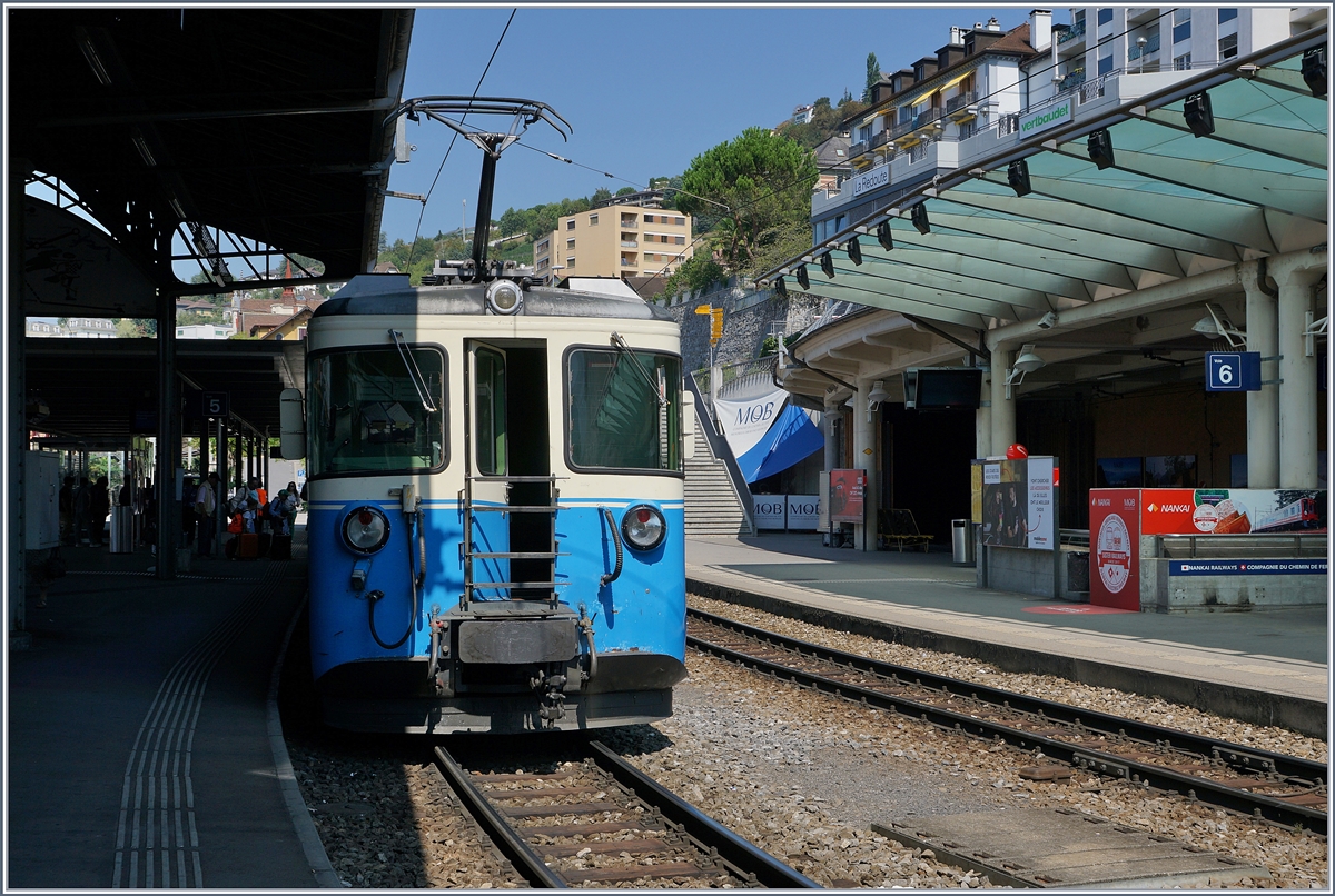 Der MOB ABDe 8/8 4002  VAUD  wartet mit seinem Regionalzug 2224 in Montreux auf Fahrgäste und die Abfahrt nach Zweisimmen. 
21. August 2018