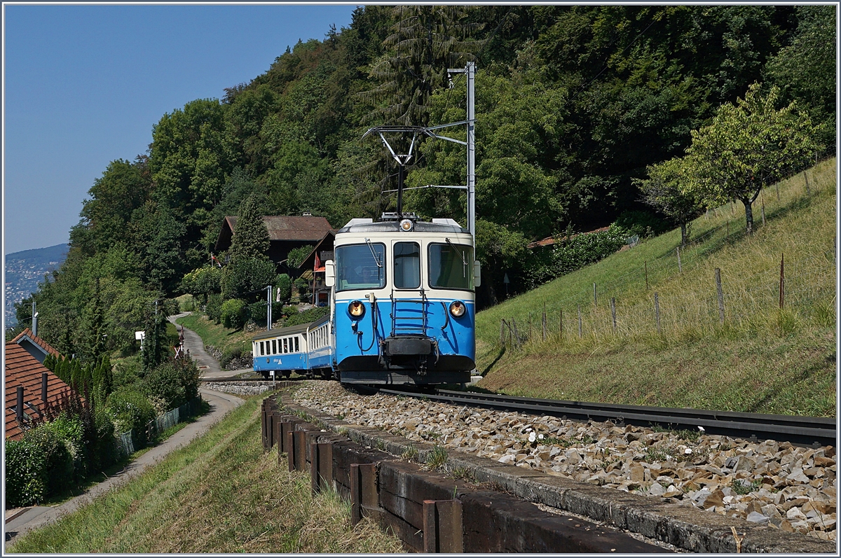 Der MOB ABDe 8/8 4002 VAUD mit seinem Regionalzug 2224 kurz nach Chernex auf der Fahrt nach Zweisimmen. 
21. August 2018