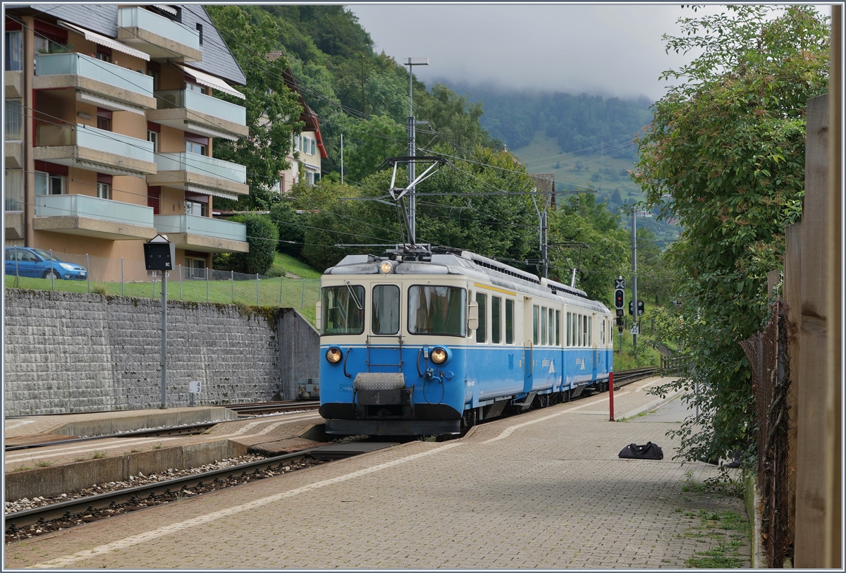 Der MOB ABDe 8/8 4002 VAUD in Chernex wird als Leermaterialzug nach Montreux zurückfahren.  Der schlechte Zustand des Triebwagens, zeigt sich schon daran, dass am Führerstand am rechten Fenster (in Blickrichtung) der Scheibenwischer fehlt. 

19. Aug. 2019