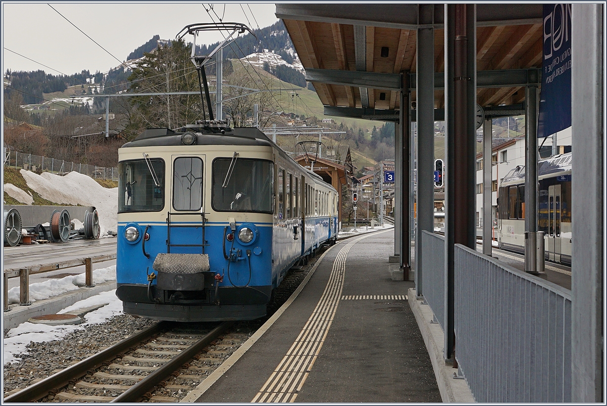 Der MOB ABDe 8/8 4004 FRIBOURG wartet in Château d'Oex auf seinen nächsten Einsatz.
30. Jan. 2018