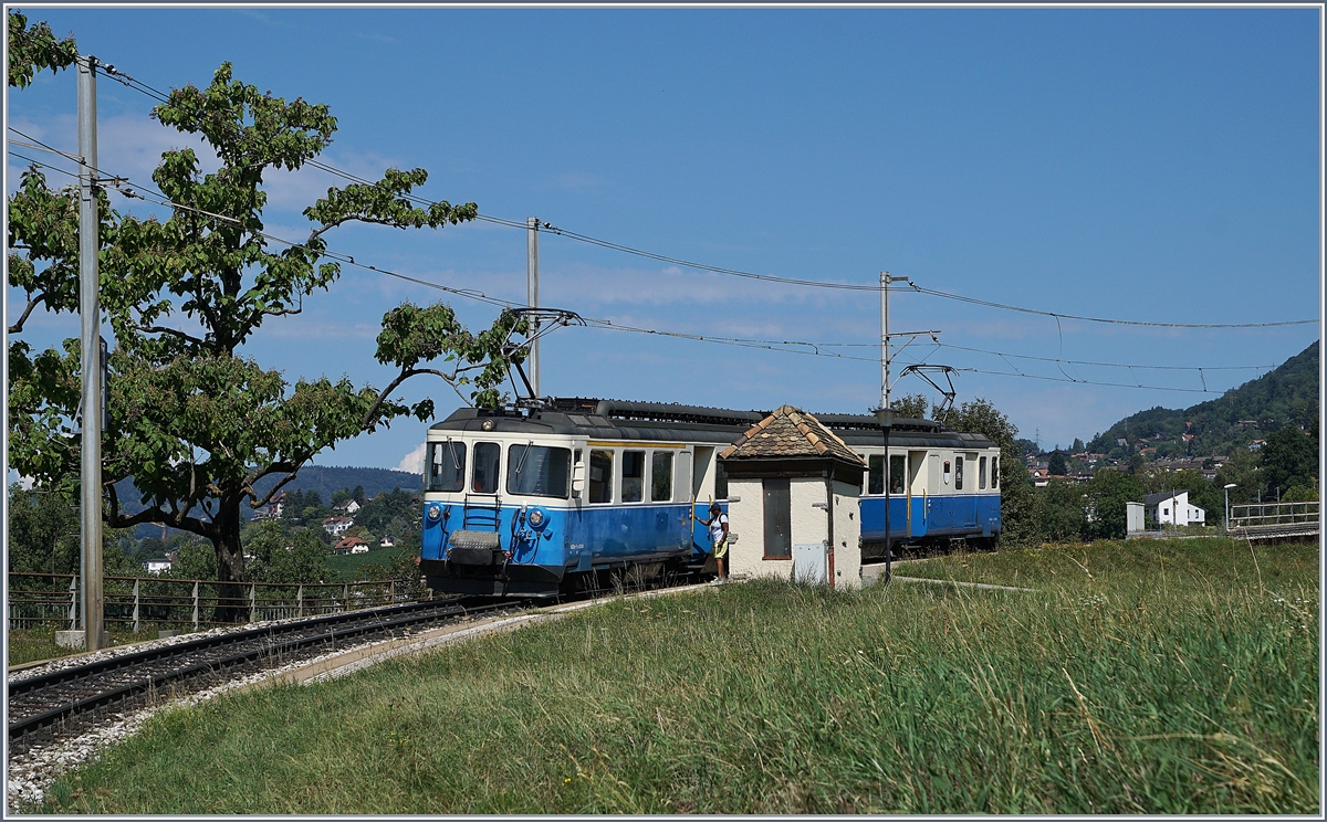 Der MOB ABDe 8/8 4004 Fribourg nach Montreux beim Halt in Châtelard VD
22. Aug. 2018