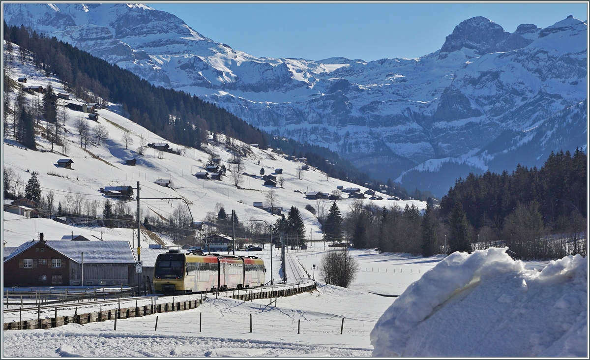 Der MOB ABt 343 - Be 4/4 5003 - Bt 243 (->  Lenkerpendel ) verlassen Matten in Richtung Lenk. 

25. Jan. 2022