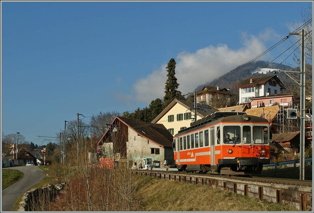 Der MOB Be 4/4 1007 (ex SNB/OJB  Bipperlisi ) als Regionalzug 2347 Chernex - Montreux kurz nach Planchamp.
17. Feb. 2014