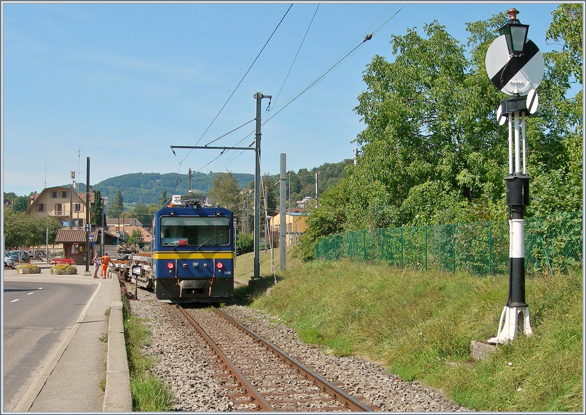 Der MOB Gem 2/2 2503 bringt auf der Strecke mit Weichen beladene Flachwagen nach Blonay. 16. August 2018